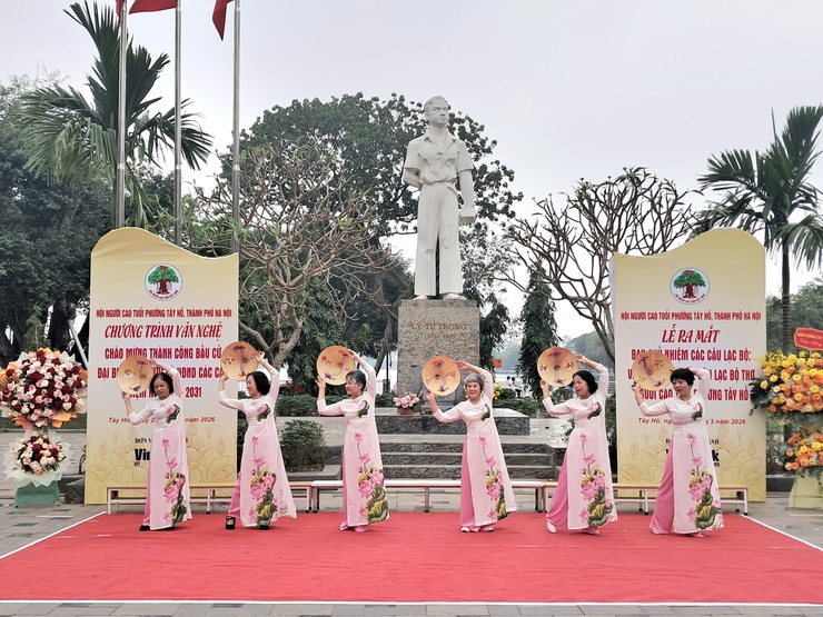 Phường Tây Hồ ra mắt CLB Văn nghệ - Dân vũ và CLB Thơ người cao tuổi- Ảnh 13.