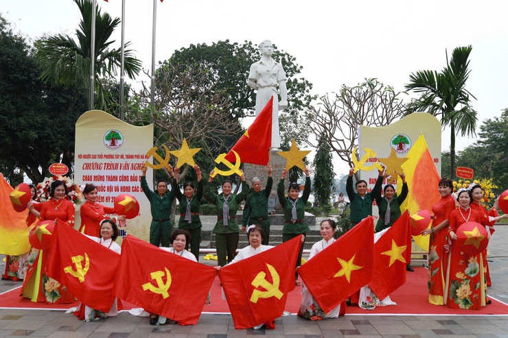 Phường Tây Hồ ra mắt CLB Văn nghệ - Dân vũ và CLB Thơ người cao tuổi- Ảnh 5.