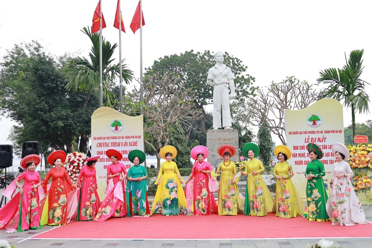 Phường Tây Hồ ra mắt CLB Văn nghệ - Dân vũ và CLB Thơ người cao tuổi- Ảnh 14.