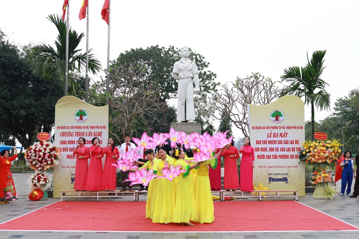 Phường Tây Hồ ra mắt CLB Văn nghệ - Dân vũ và CLB Thơ người cao tuổi- Ảnh 6.