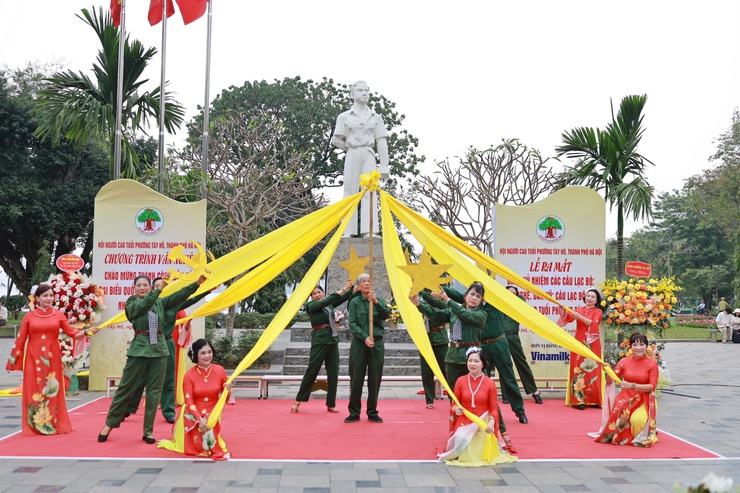 Phường Tây Hồ ra mắt CLB Văn nghệ - Dân vũ và CLB Thơ người cao tuổi- Ảnh 11.