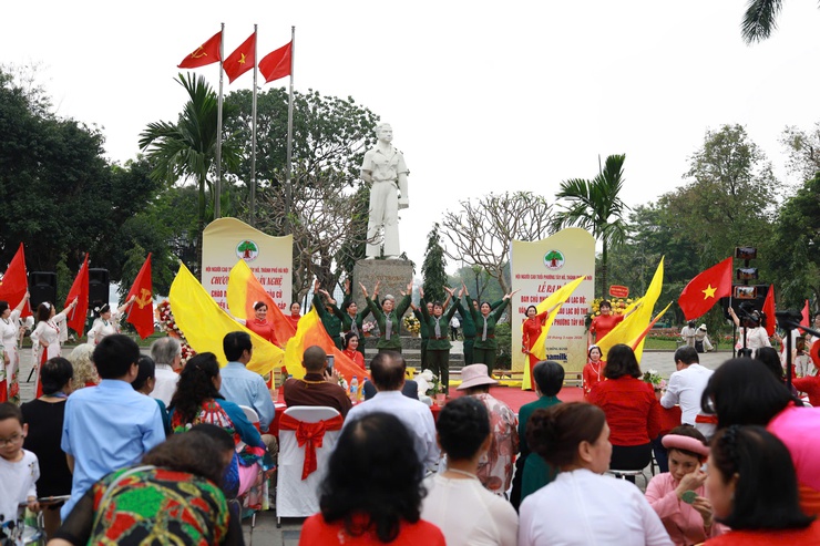 Phường Tây Hồ ra mắt CLB Văn nghệ - Dân vũ và CLB Thơ người cao tuổi- Ảnh 12.