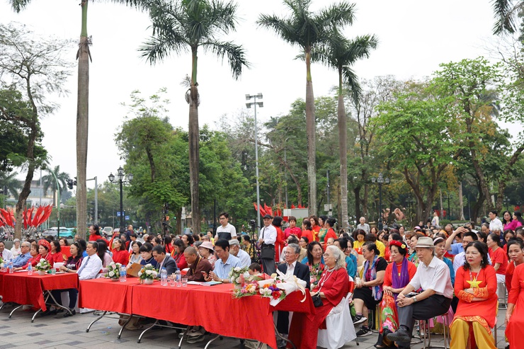 Phường Tây Hồ ra mắt CLB Văn nghệ - Dân vũ và CLB Thơ người cao tuổi- Ảnh 1.