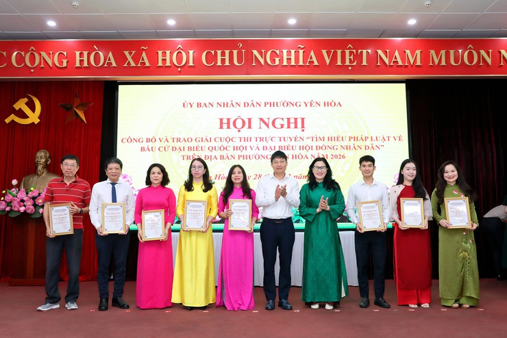 Phường Yên Hòa công bố và trao giải Cuộc thi trực tuyến “Tìm hiểu pháp luật về bầu cử đại biểu Quốc hội và đại biểu Hội đồng nhân dân các cấp nhiệm kỳ 2026 - 2031” - Ảnh 3.