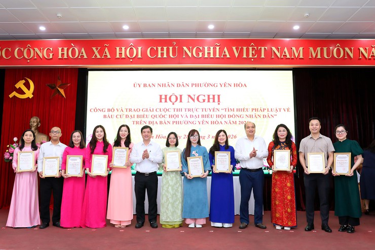 Phường Yên Hòa công bố và trao giải Cuộc thi trực tuyến “Tìm hiểu pháp luật về bầu cử đại biểu Quốc hội và đại biểu Hội đồng nhân dân các cấp nhiệm kỳ 2026 - 2031” - Ảnh 4.