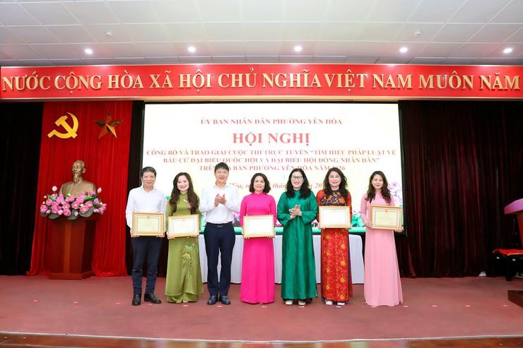 Phường Yên Hòa công bố và trao giải Cuộc thi trực tuyến “Tìm hiểu pháp luật về bầu cử đại biểu Quốc hội và đại biểu Hội đồng nhân dân các cấp nhiệm kỳ 2026 - 2031” - Ảnh 6.