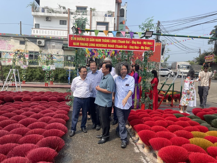 Phó Chủ tịch Quốc hội Lê Minh Hoan thăm điểm du lịch làng nghề tăm hương Quảng Phú Cầu xã Ứng Thiên
- Ảnh 2.