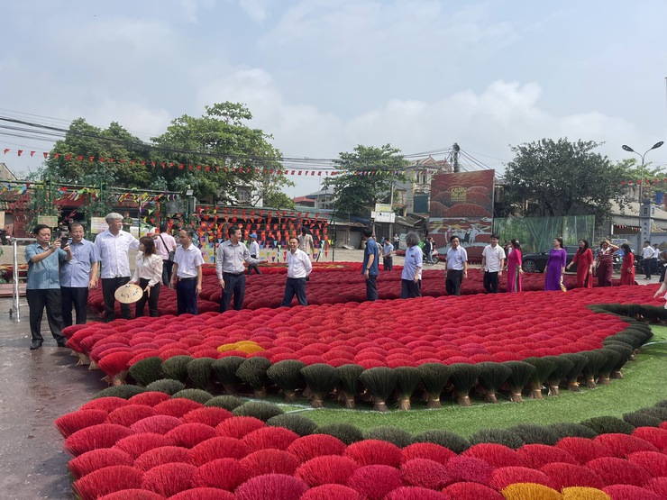 Phó Chủ tịch Quốc hội Lê Minh Hoan thăm điểm du lịch làng nghề tăm hương Quảng Phú Cầu xã Ứng Thiên
- Ảnh 3.