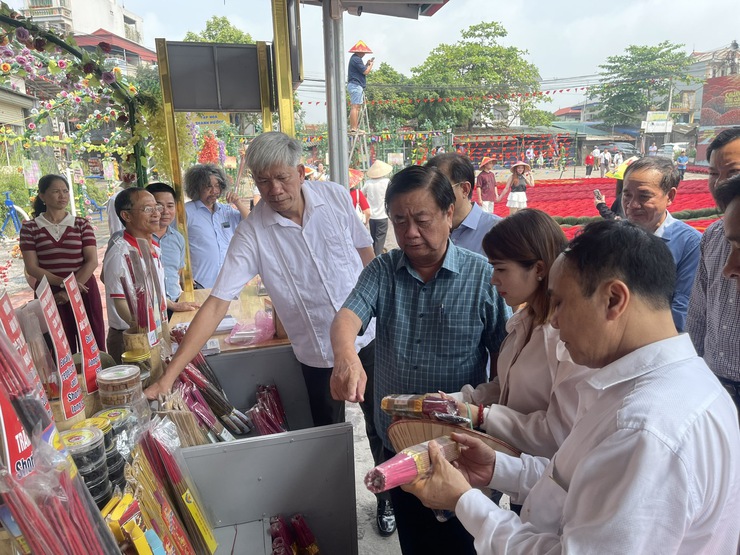 Phó Chủ tịch Quốc hội Lê Minh Hoan thăm điểm du lịch làng nghề tăm hương Quảng Phú Cầu xã Ứng Thiên
- Ảnh 5.