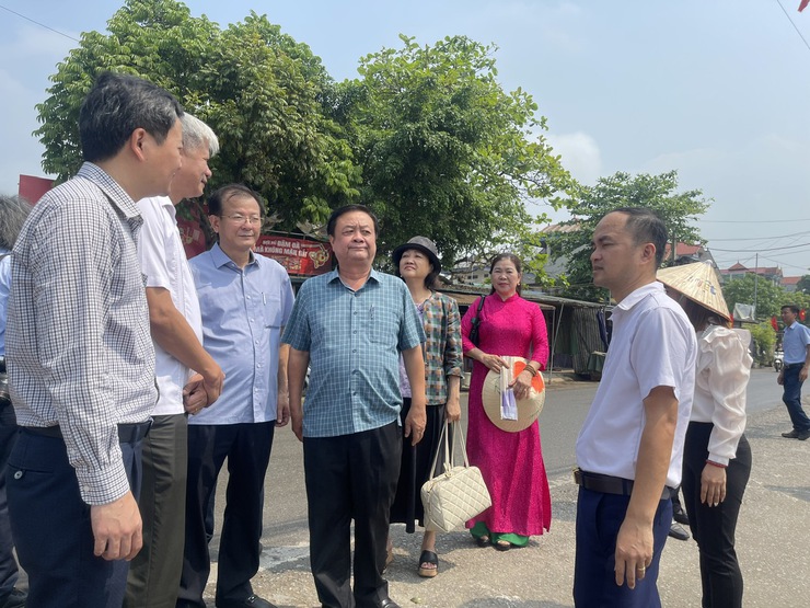 Phó Chủ tịch Quốc hội Lê Minh Hoan thăm điểm du lịch làng nghề tăm hương Quảng Phú Cầu xã Ứng Thiên
- Ảnh 1.