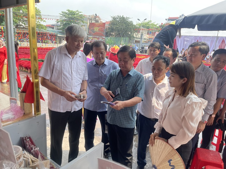 Phó Chủ tịch Quốc hội Lê Minh Hoan thăm điểm du lịch làng nghề tăm hương Quảng Phú Cầu xã Ứng Thiên
- Ảnh 4.