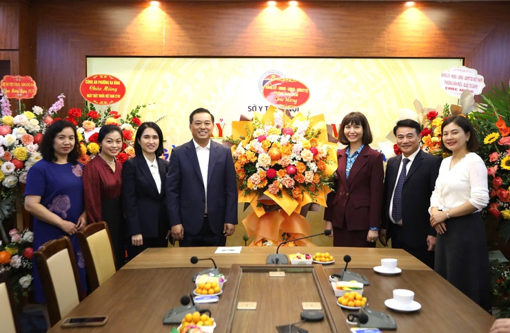 Phường Hoàn Kiếm thăm và tặng hoa chúc mừng các đơn vị y tế kỷ niệm 71 năm ngày thầy thuốc Việt Nam (27/2/1955- 27/02/2026)- Ảnh 6.