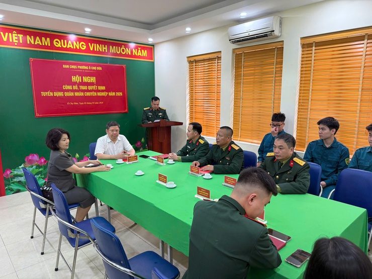 BCH Quân sự Phường Ô Chợ Dừa tổ chức Hội nghị công bố, trao Quyết định tuyển dụng quân nhân chuyên nghiệp năm 2026- Ảnh 1.
