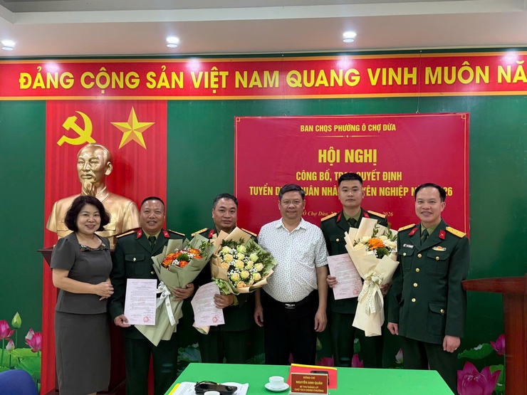 BCH Quân sự Phường Ô Chợ Dừa tổ chức Hội nghị công bố, trao Quyết định tuyển dụng quân nhân chuyên nghiệp năm 2026- Ảnh 4.