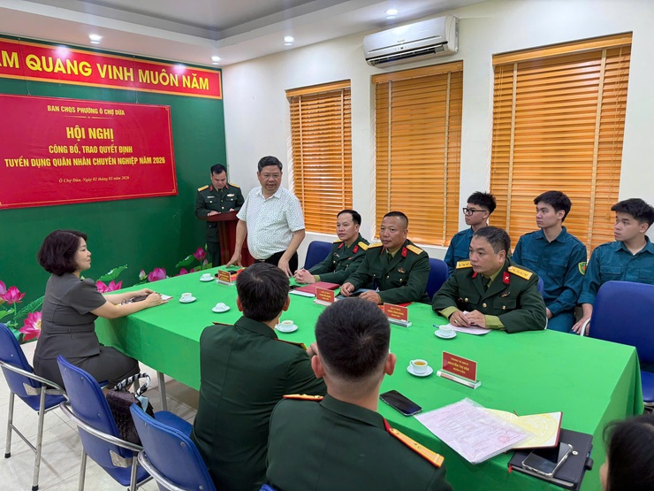 BCH Quân sự Phường Ô Chợ Dừa tổ chức Hội nghị công bố, trao Quyết định tuyển dụng quân nhân chuyên nghiệp năm 2026- Ảnh 3.