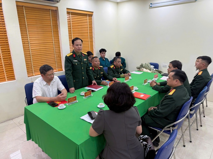 BCH Quân sự Phường Ô Chợ Dừa tổ chức Hội nghị công bố, trao Quyết định tuyển dụng quân nhân chuyên nghiệp năm 2026- Ảnh 2.