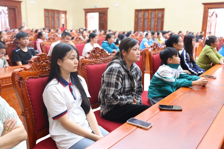 THẠCH THẤT VINH DỰ ĐÓN TIẾP CHỦ TỊCH HỘI LHPN VIỆT NAM NGUYỄN THỊ TUYẾN THĂM, TẶNG QUÀ PHỤ NỮ VÀ TRẺ EM CÓ HOÀN CẢNH KHÓ KHĂN - Ảnh 8.