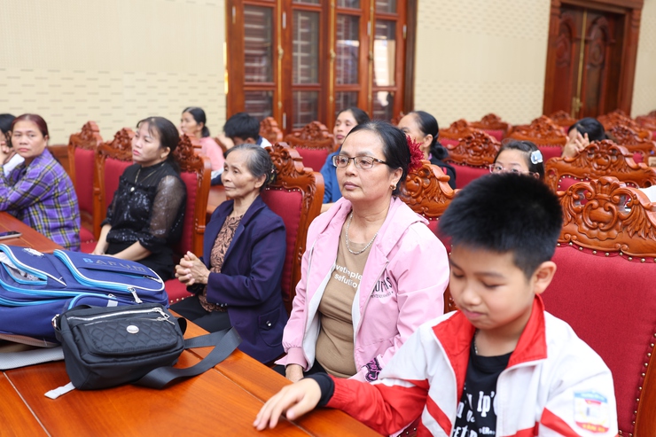 THẠCH THẤT VINH DỰ ĐÓN TIẾP CHỦ TỊCH HỘI LHPN VIỆT NAM NGUYỄN THỊ TUYẾN THĂM, TẶNG QUÀ PHỤ NỮ VÀ TRẺ EM CÓ HOÀN CẢNH KHÓ KHĂN - Ảnh 9.