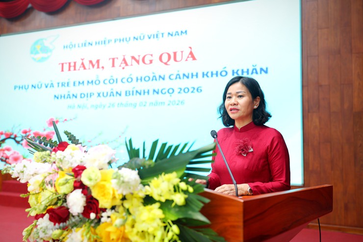 THẠCH THẤT VINH DỰ ĐÓN TIẾP CHỦ TỊCH HỘI LHPN VIỆT NAM NGUYỄN THỊ TUYẾN THĂM, TẶNG QUÀ PHỤ NỮ VÀ TRẺ EM CÓ HOÀN CẢNH KHÓ KHĂN - Ảnh 1.