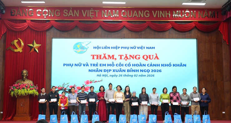 THẠCH THẤT VINH DỰ ĐÓN TIẾP CHỦ TỊCH HỘI LHPN VIỆT NAM NGUYỄN THỊ TUYẾN THĂM, TẶNG QUÀ PHỤ NỮ VÀ TRẺ EM CÓ HOÀN CẢNH KHÓ KHĂN - Ảnh 6.