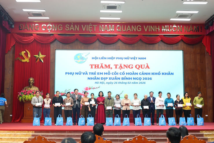 THẠCH THẤT VINH DỰ ĐÓN TIẾP CHỦ TỊCH HỘI LHPN VIỆT NAM NGUYỄN THỊ TUYẾN THĂM, TẶNG QUÀ PHỤ NỮ VÀ TRẺ EM CÓ HOÀN CẢNH KHÓ KHĂN - Ảnh 4.