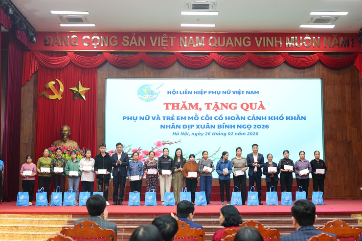 THẠCH THẤT VINH DỰ ĐÓN TIẾP CHỦ TỊCH HỘI LHPN VIỆT NAM NGUYỄN THỊ TUYẾN THĂM, TẶNG QUÀ PHỤ NỮ VÀ TRẺ EM CÓ HOÀN CẢNH KHÓ KHĂN - Ảnh 3.