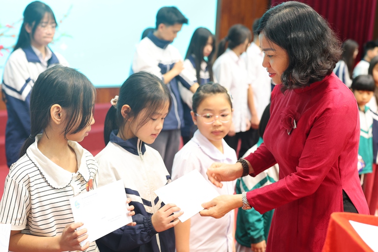 THẠCH THẤT VINH DỰ ĐÓN TIẾP CHỦ TỊCH HỘI LHPN VIỆT NAM NGUYỄN THỊ TUYẾN THĂM, TẶNG QUÀ PHỤ NỮ VÀ TRẺ EM CÓ HOÀN CẢNH KHÓ KHĂN - Ảnh 5.