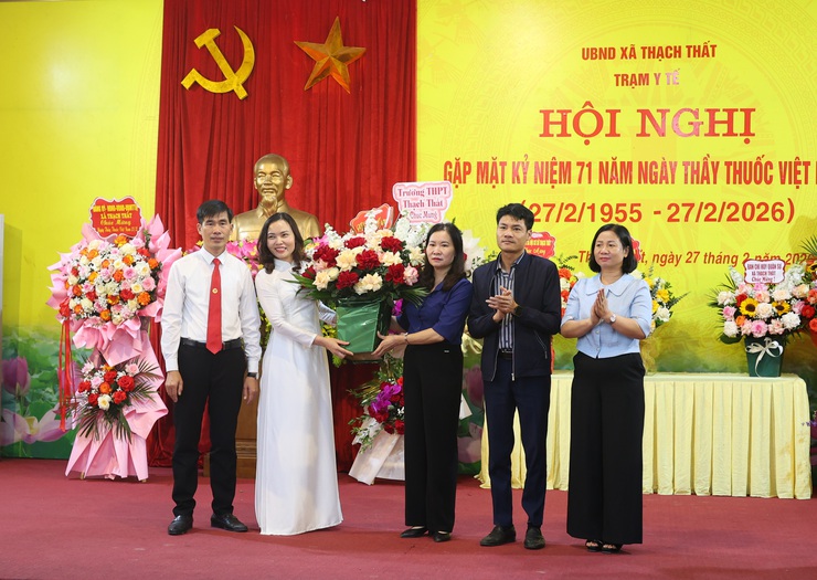 Xã Thạch Thất thăm, chúc mừng Bệnh viện Đa khoa Thạch Thất và Trạm Y tế xã Thạch Thất nhân kỷ niệm 71 năm ngày Thầy thuốc Việt Nam (27/02/1955 - 27/02/2026)- Ảnh 2.