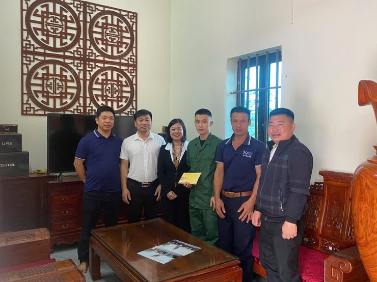 Mặt trận Tổ quốc Việt Nam xã Thư Lâm cùng các tổ chức chính trị - xã hội trên địa bàn xã tổ chức thăm hỏi, động viên, trao quà cho 60 thanh niên ưu tú chuẩn bị lên đường nhập ngũ- Ảnh 2.