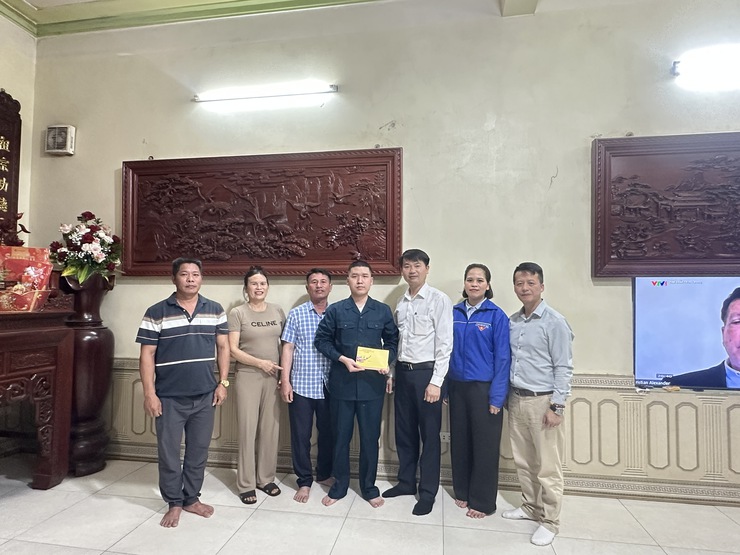 Mặt trận Tổ quốc Việt Nam xã Thư Lâm cùng các tổ chức chính trị - xã hội trên địa bàn xã tổ chức thăm hỏi, động viên, trao quà cho 60 thanh niên ưu tú chuẩn bị lên đường nhập ngũ- Ảnh 3.
