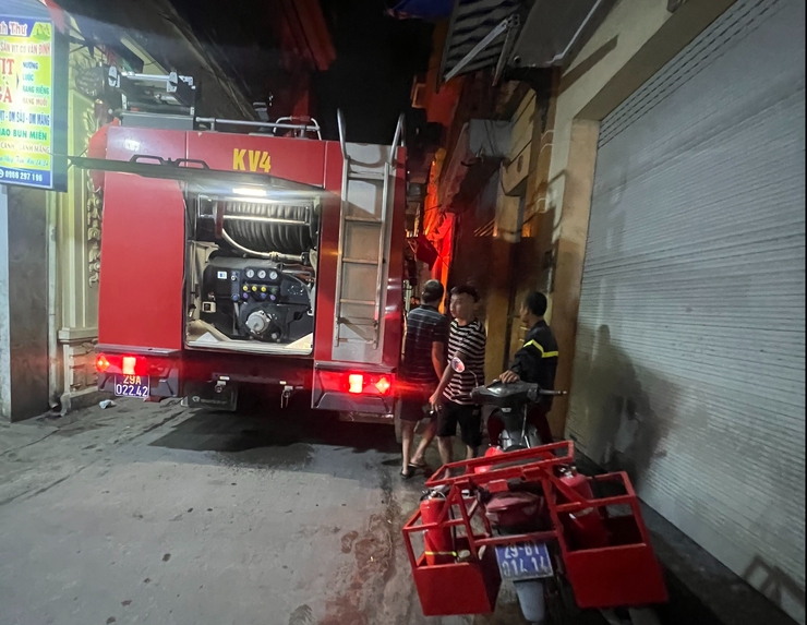 Phường Phú Lương kịp thời huy động các lực lượng dập tắt đám cháy trong đêm - Ảnh 2.