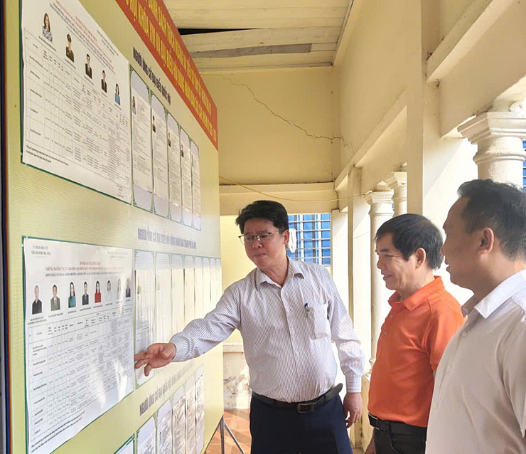 Ban bầu cử số 02 tiếp tục kiểm tra kiểm tra công tác niêm yết danh sách cử tri, danh sách ứng cử viên đại biểu Quốc hội XVI và đại biểu HĐND các cấp nhiệm kỳ 2026 – 2031- Ảnh 1.