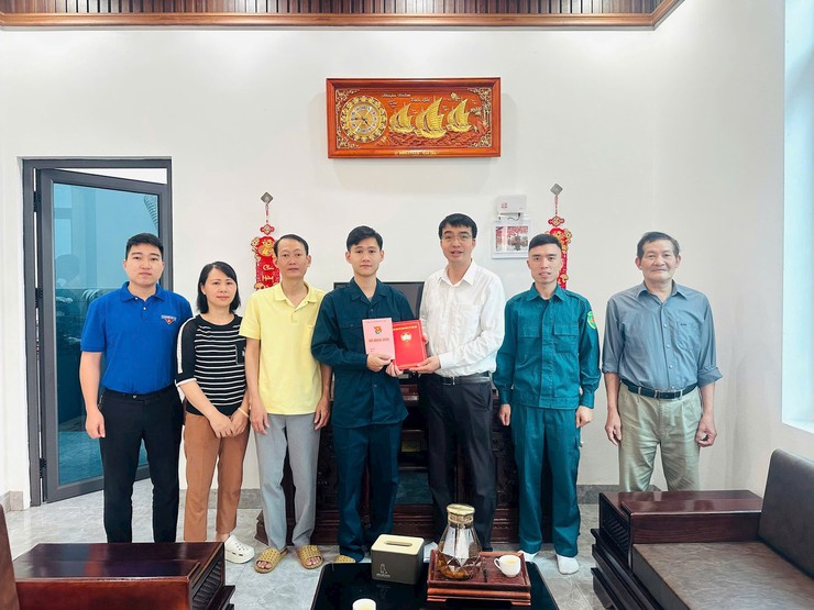 Mặt trận Tổ quốc Việt Nam xã Thư Lâm cùng các tổ chức chính trị - xã hội trên địa bàn xã tổ chức thăm hỏi, động viên, trao quà cho 60 thanh niên ưu tú chuẩn bị lên đường nhập ngũ- Ảnh 1.