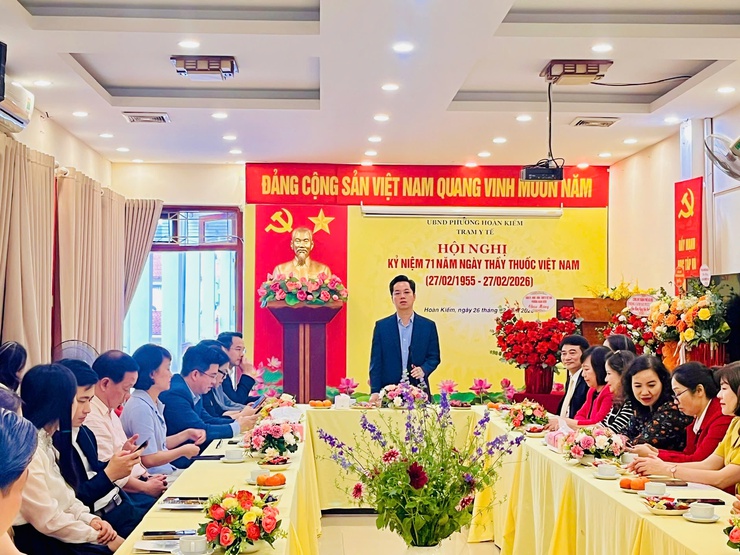 Phường Hoàn Kiếm thăm và tặng hoa chúc mừng các đơn vị y tế kỷ niệm 71 năm ngày thầy thuốc Việt Nam (27/2/1955- 27/02/2026)- Ảnh 7.