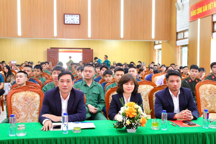 Xã Thư Lâm tổ chức Hội nghị gặp mặt, giao nhiệm vụ cho các công dân sẵn sàng nhập ngũ và thực hiện nghĩa vụ tham gia Công an nhân dân năm 2026- Ảnh 2.