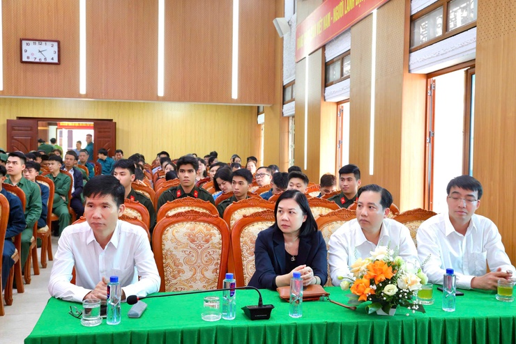 Xã Thư Lâm tổ chức Hội nghị gặp mặt, giao nhiệm vụ cho các công dân sẵn sàng nhập ngũ và thực hiện nghĩa vụ tham gia Công an nhân dân năm 2026- Ảnh 3.