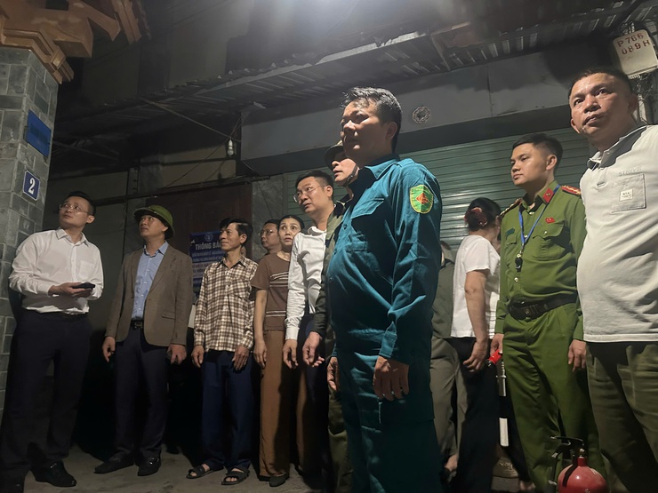 Phường Phú Lương kịp thời huy động các lực lượng dập tắt đám cháy trong đêm - Ảnh 1.