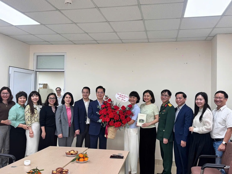 Phường Hoàn Kiếm thăm và tặng hoa chúc mừng các đơn vị y tế kỷ niệm 71 năm ngày thầy thuốc Việt Nam (27/2/1955- 27/02/2026)- Ảnh 1.