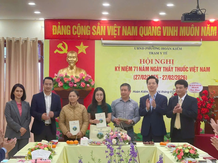 Phường Hoàn Kiếm thăm và tặng hoa chúc mừng các đơn vị y tế kỷ niệm 71 năm ngày thầy thuốc Việt Nam (27/2/1955- 27/02/2026)- Ảnh 8.