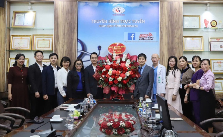 Phường Hoàn Kiếm thăm và tặng hoa chúc mừng các đơn vị y tế kỷ niệm 71 năm ngày thầy thuốc Việt Nam (27/2/1955- 27/02/2026)- Ảnh 4.