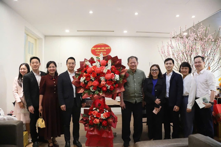 Phường Hoàn Kiếm thăm và tặng hoa chúc mừng các đơn vị y tế kỷ niệm 71 năm ngày thầy thuốc Việt Nam (27/2/1955- 27/02/2026)- Ảnh 5.