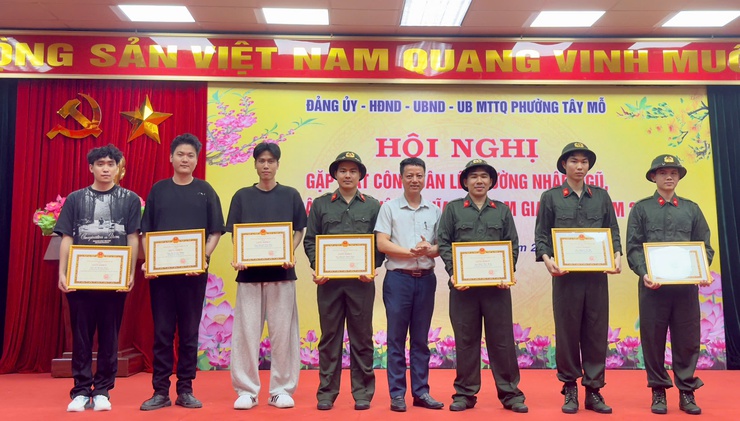 Phường Tây Mỗ gặp mặt, động viên công dân lên đường nhập ngũ năm 2026

- Ảnh 4.