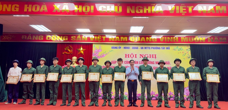 Phường Tây Mỗ gặp mặt, động viên công dân lên đường nhập ngũ năm 2026

- Ảnh 3.