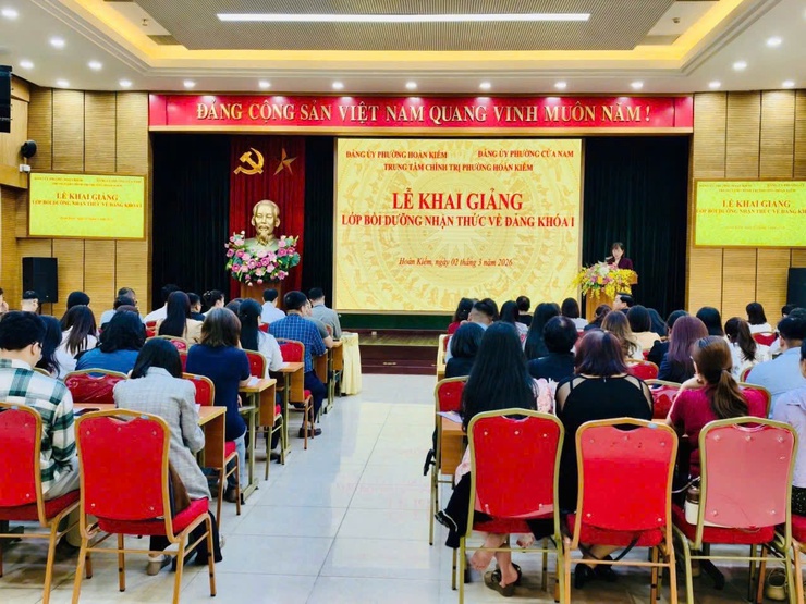 Trung tâm Chính trị phường Hoàn Kiếm tổ chức khai giảng Lớp bồi dưỡng nhận thức về Đảng khóa I năm 2026- Ảnh 3.