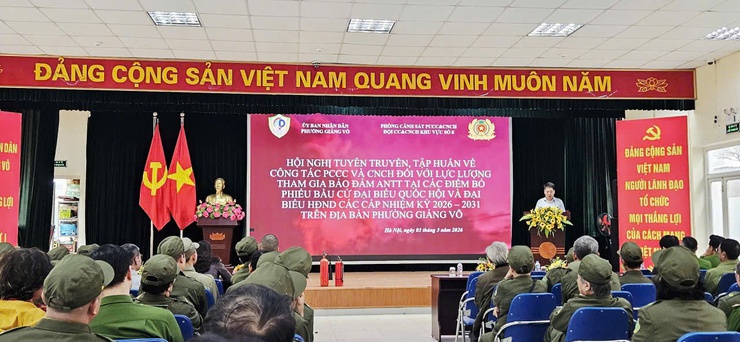 Phường Giảng Võ: Tổ chức tập huấn công tác PCCC và CNCH bảo đảm an toàn tại các điểm bỏ phiếu- Ảnh 1.