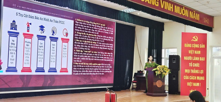 Phường Giảng Võ: Tổ chức tập huấn công tác PCCC và CNCH bảo đảm an toàn tại các điểm bỏ phiếu- Ảnh 2.