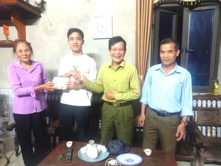  CÁC CẤP ỦY CHI BỘ, BAN CÔNG TÁC MẶT TRẬN VÀ CÁC ĐOÀN THỂ XÃ DÂN HÒA THĂM HỎI, ĐỘNG VIÊN CÁC TÂN BINH LÊN ĐƯỜNG NHẬP NGŨ- Ảnh 1.