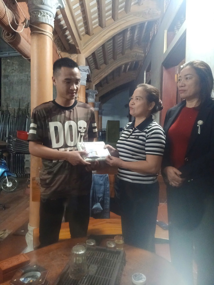  CÁC CẤP ỦY CHI BỘ, BAN CÔNG TÁC MẶT TRẬN VÀ CÁC ĐOÀN THỂ XÃ DÂN HÒA THĂM HỎI, ĐỘNG VIÊN CÁC TÂN BINH LÊN ĐƯỜNG NHẬP NGŨ- Ảnh 6.