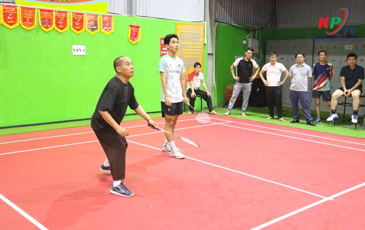 Gần 100 cặp vận động viên đến từ các xã Kiều Phú, Phú Cát, Quốc Oai, Hưng Đạo tranh tài ở Giải cầu lông chùa Liên Trì mở rộng kết thúc thành công tốt đẹp.- Ảnh 9.