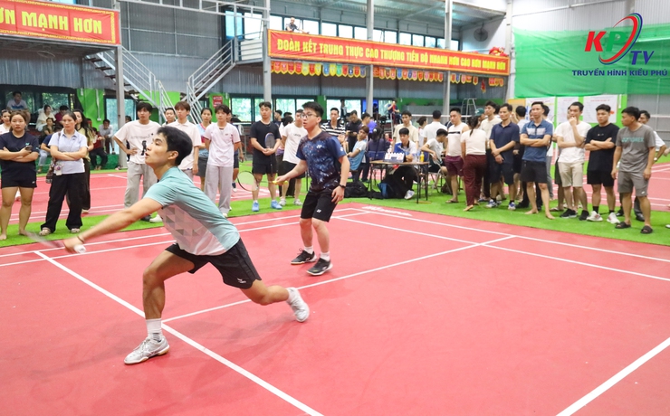 Gần 100 cặp vận động viên đến từ các xã Kiều Phú, Phú Cát, Quốc Oai, Hưng Đạo tranh tài ở Giải cầu lông chùa Liên Trì mở rộng kết thúc thành công tốt đẹp.- Ảnh 7.